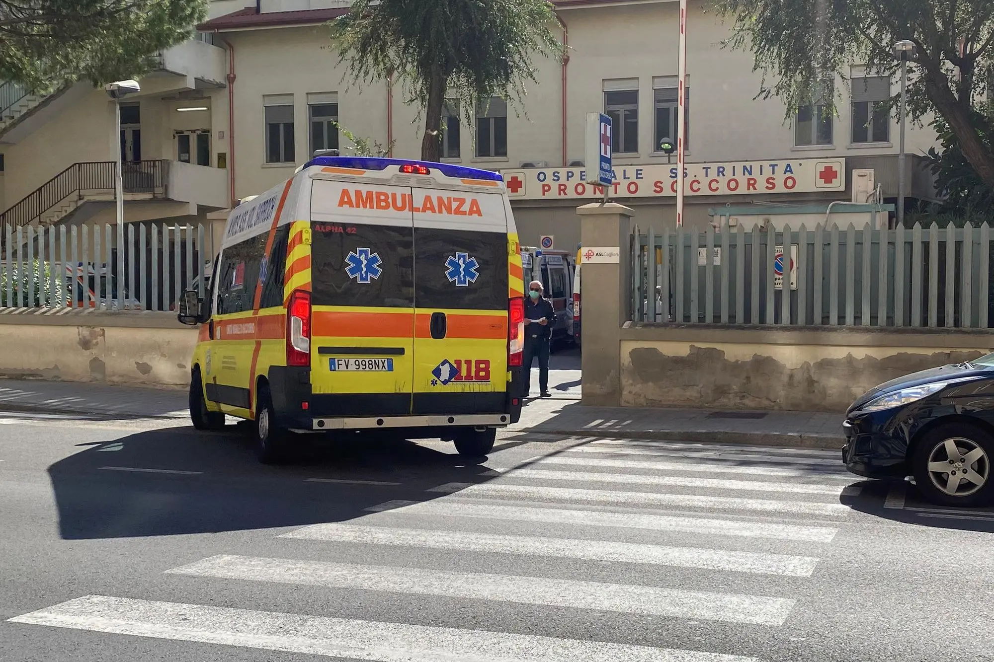 Un'ambulanza al Santissima Trinità di Cagliari (Archivio L'Unione Sarda)