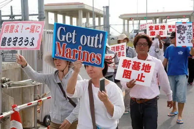 Una vecchia manifestazione dei residenti contro i marines (Ansa)