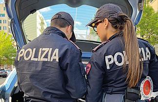 Caricano uno scooter su un furgone, due arresti per tentato 