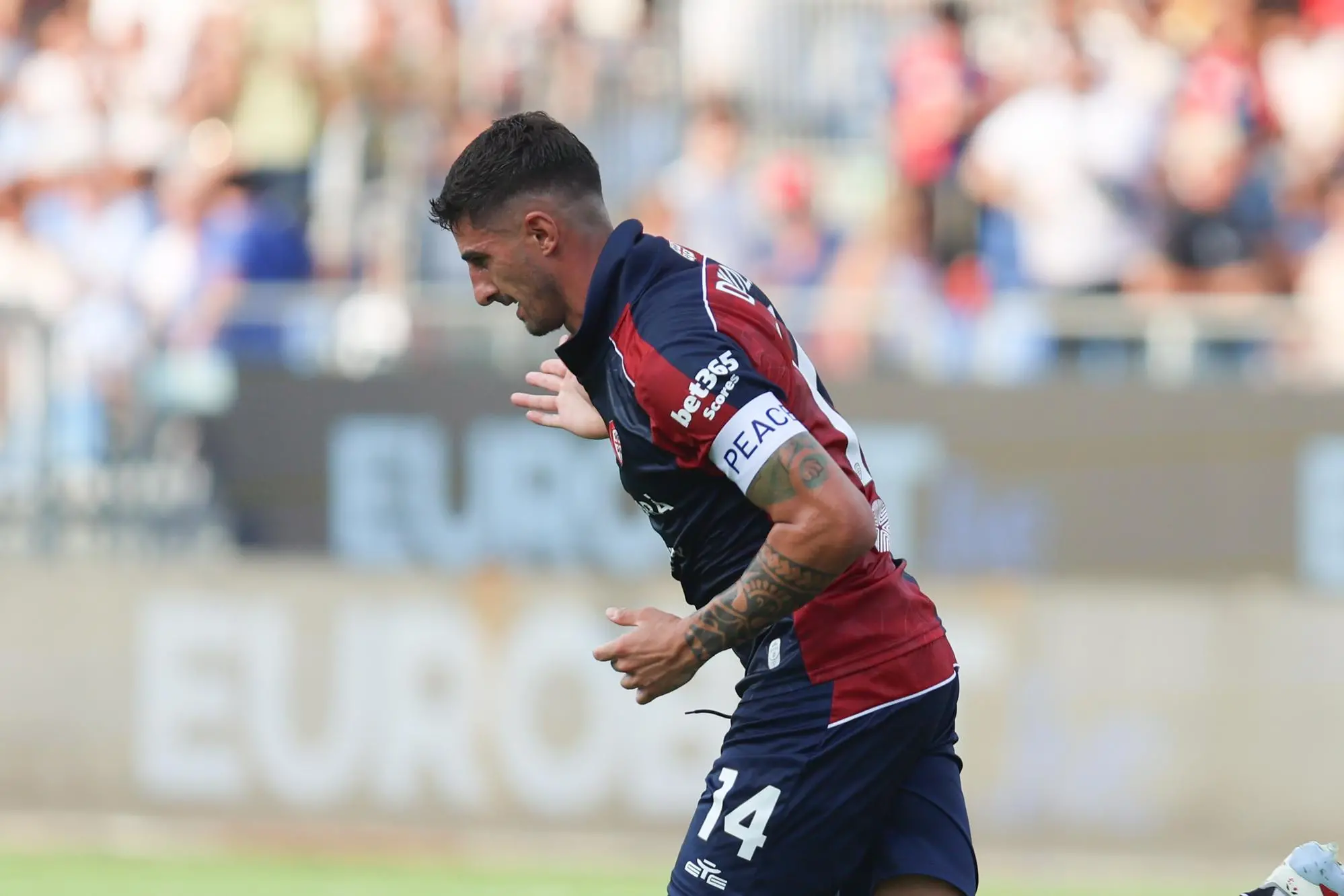 Alessandro Deiola festeggia il gol che ha deciso Cagliari-Arezzo (foto Fabio Murru)