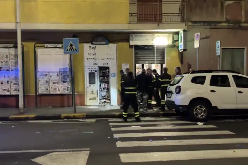 Quartu, vigili del fuoco sul posto dopo l'esplosione (foto da frame video)