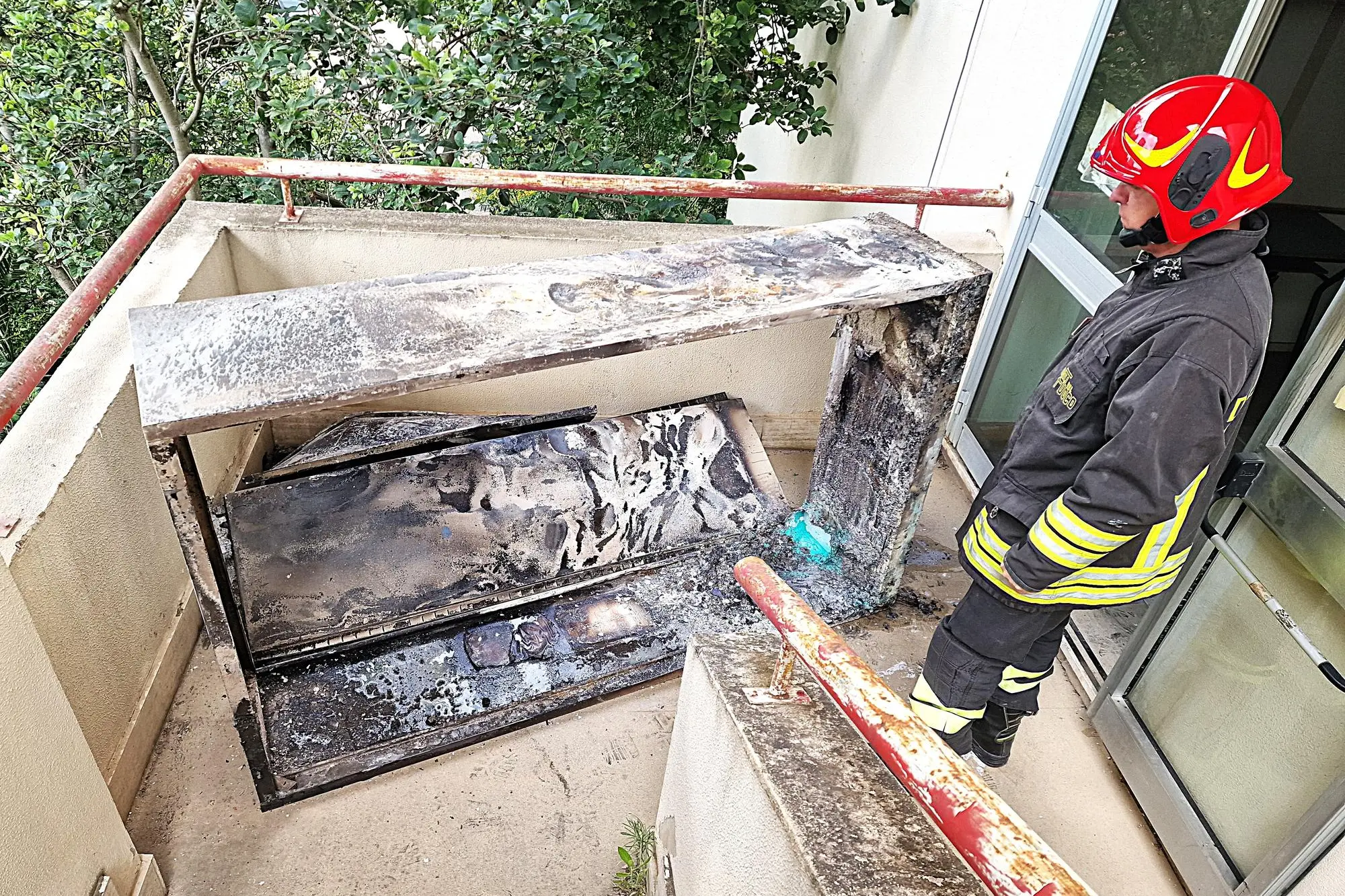 L'armadio da cui sarebbe partito l'incendio nella scuola primaria di via Cilea