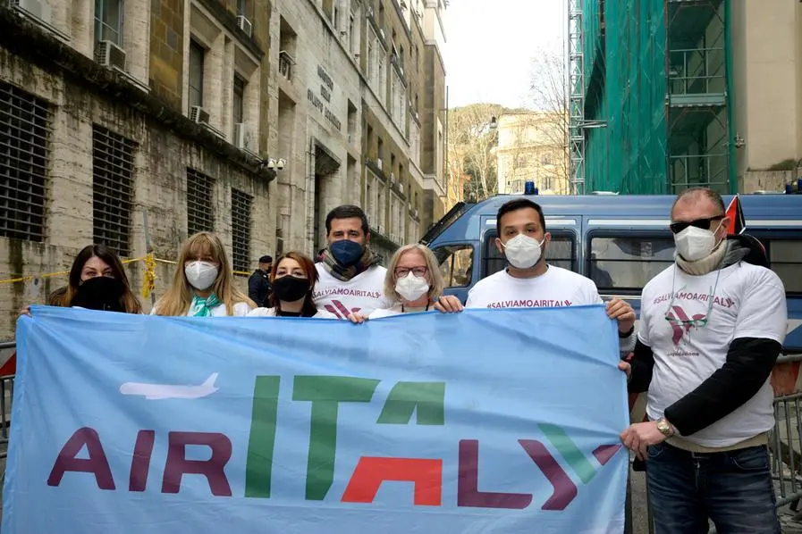 Una manifestazione dei lavoratori Air Italy (Ansa)