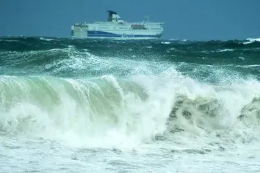 Un traghetto Tirrenia con il mare in burrasca