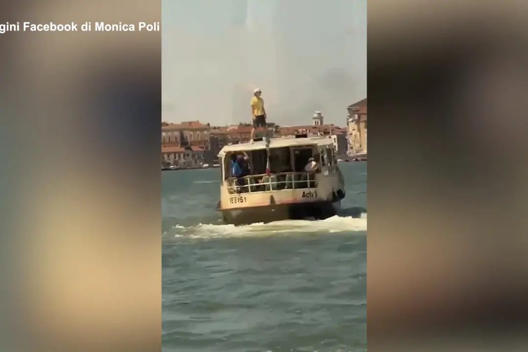 In piedi sopra un vaporetto, bravata nel centro di Venezia
