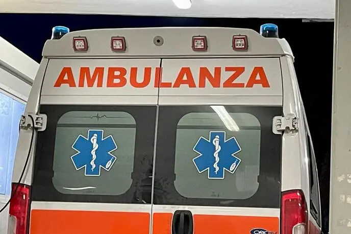 Un'ambulanza, immagine simbolo (Ansa)