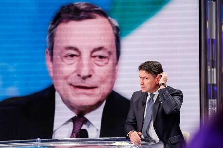 Giuseppe Conte, sullo schermo Draghi (Ansa)