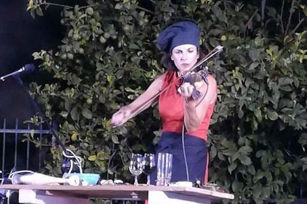 Adele Madau durante una performance di musica e cucina (foto dal profilo Facebook)