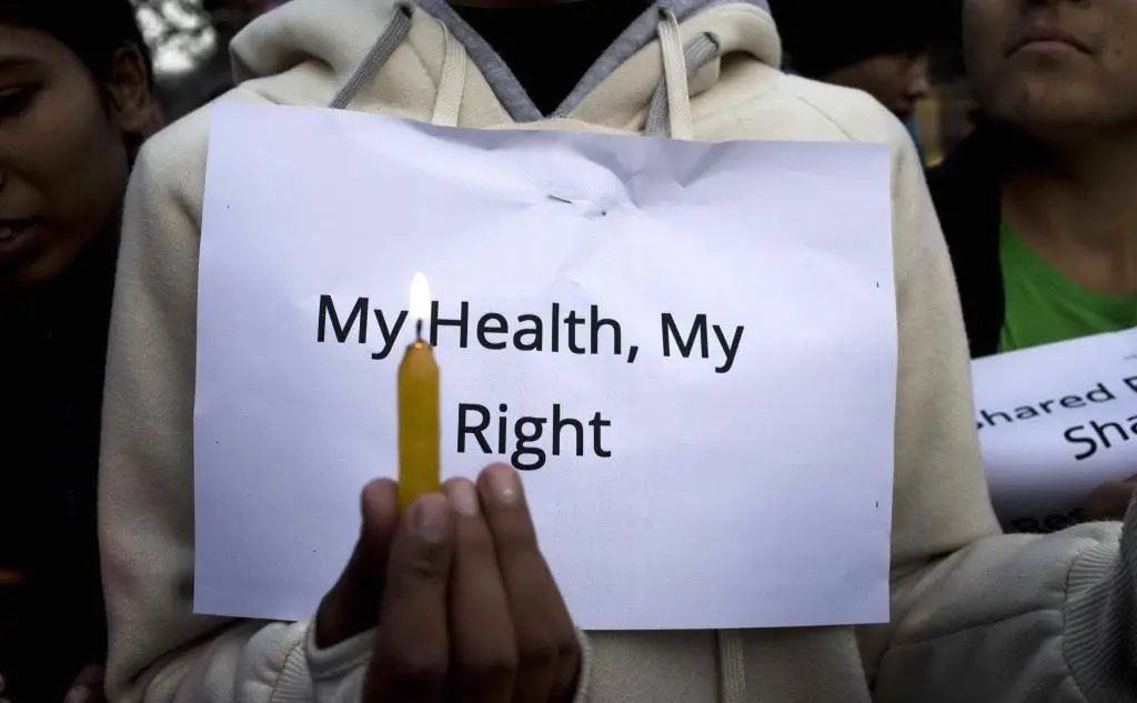 Un giovane indossa un cartello in Nepal nella Giornata mondiale contro l'Aids