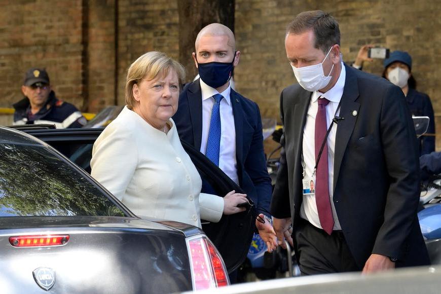 Merkel a Palazzo Chigi: “Draghi garante dell’euro. Tornerò in Italia in altre vesti”