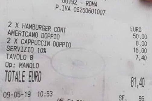 Due cappucci e due hamburger, 81 euro: lo scontrino finisce sui social, ed è bufera