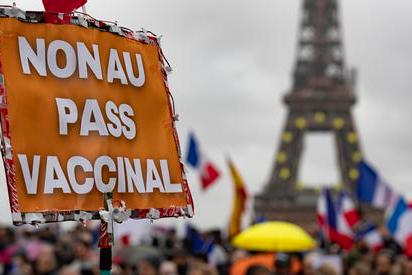 Una manifestazione contro il pass vaccinale a Parigi (Ansa)