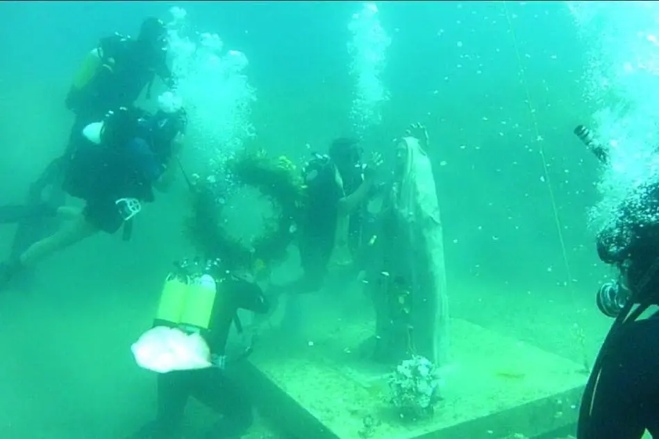 I subacquei rendono omaggio alla Madonna di Nora che si trova nelle acque di Pula (foto L'Unione Sarda - Murgana)