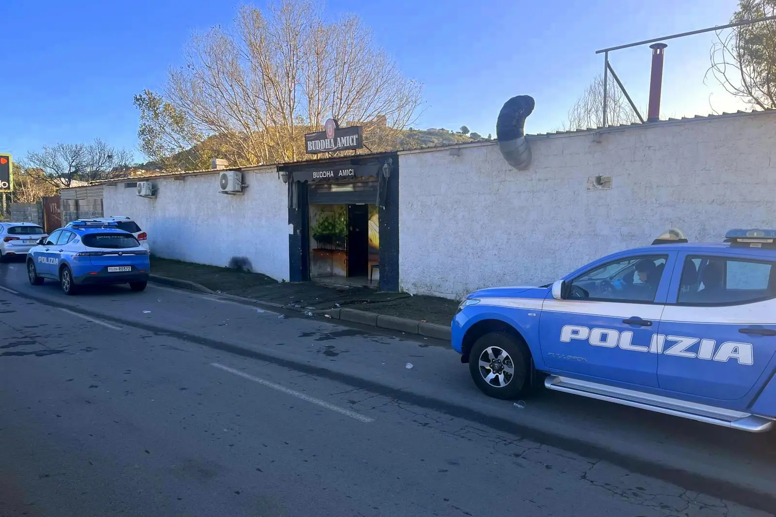 Gli agenti delle volanti e la Scientifica in via Marongiu