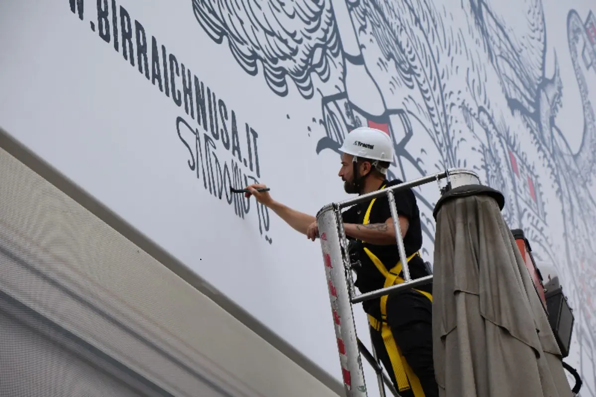 La realizzazione del murale a Milano