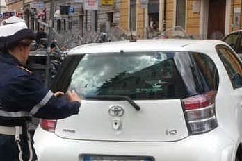 Sesso in auto in pieno centro: coppia rischia 30mila euro di multa