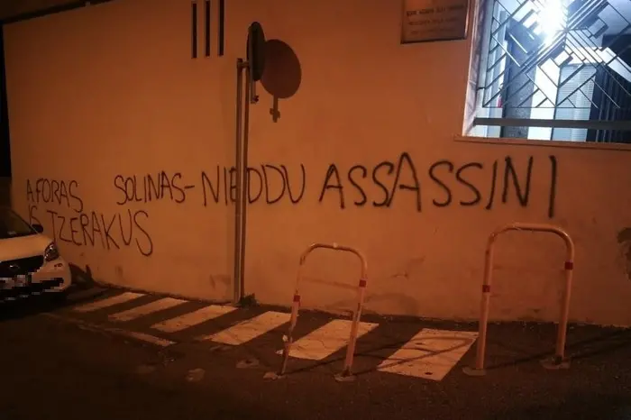 La scritta intimidatoria a Cagliari (Ansa)