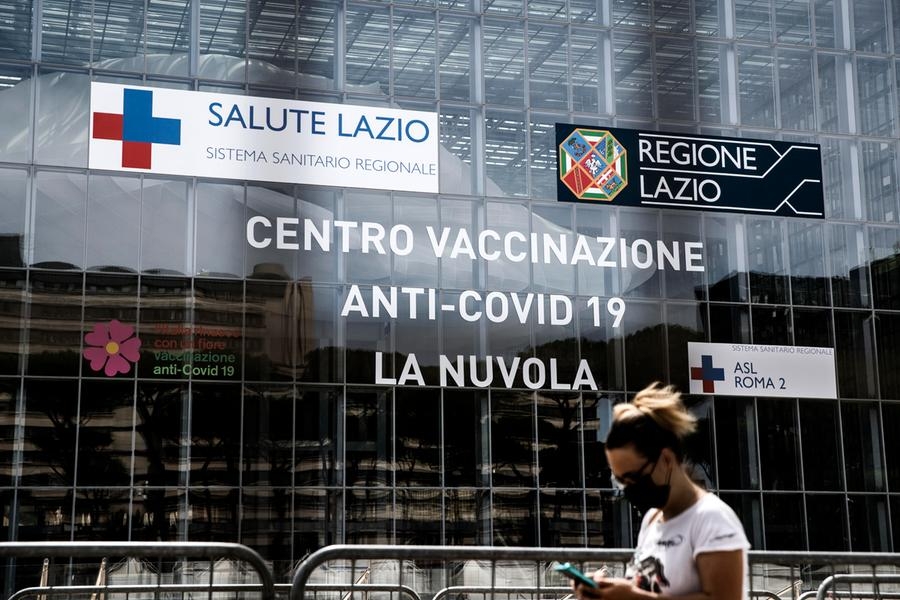 Il centro vaccinale "La Nuvola" di Roma (Ansa)