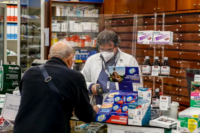 L'interno di una farmacia, Roma 19 novembre 2020. A partire da oggi la regione Lazio da il via libera alle farmacie per eseguire i test rapidi. ANSA / FABIO FRUSTACI