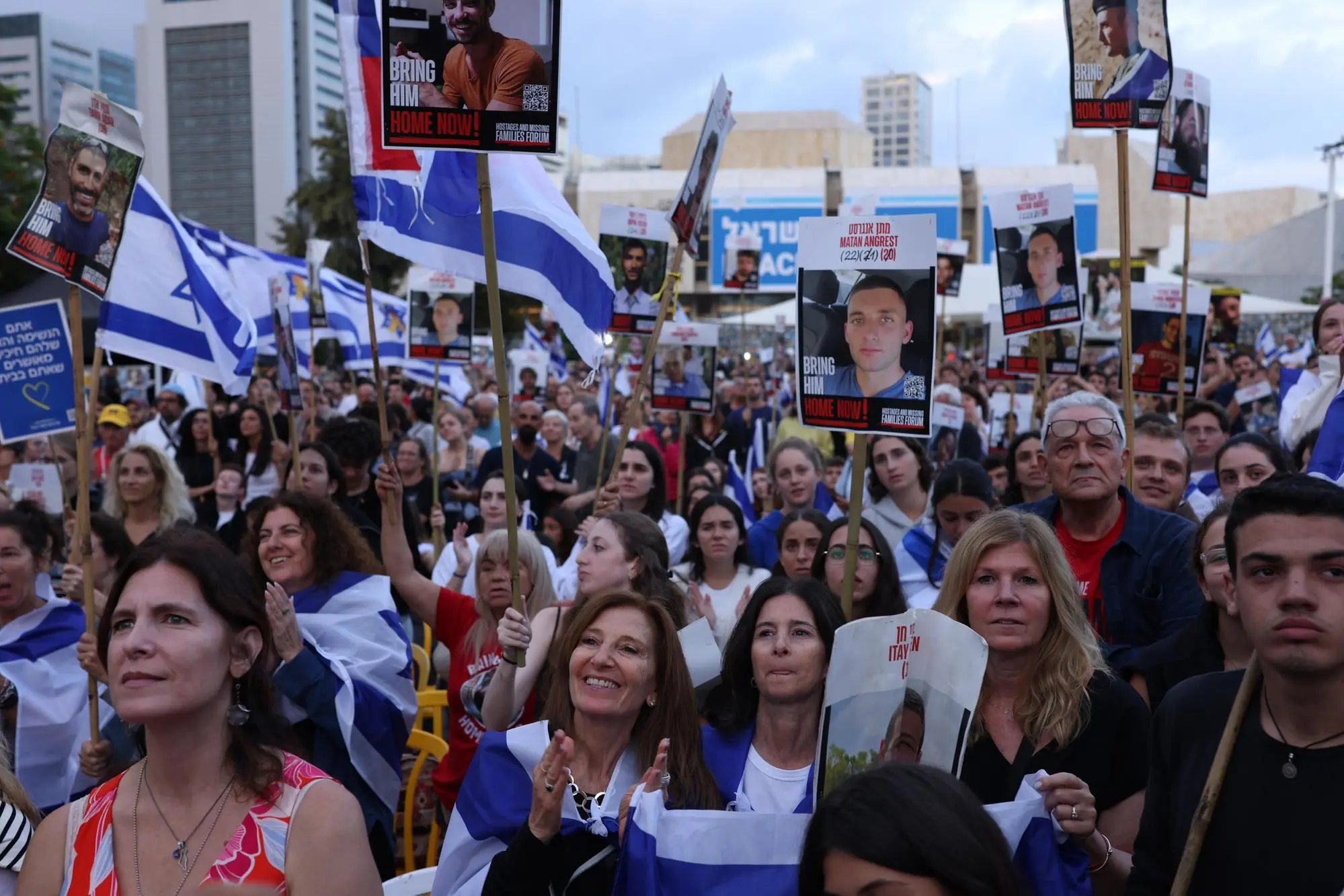 epa12449736 Israelis celebrate prior to the scheduled release of hostages held by Hamas, at Hostage Square in Tel Aviv, Israel, 13 October 2025. As part of the ceasefire agreement between Israel and Hamas, some 20 Israeli captives and around 2,000 Palestinian prisoners are scheduled to be released on 13 October. EPA/STRINGER