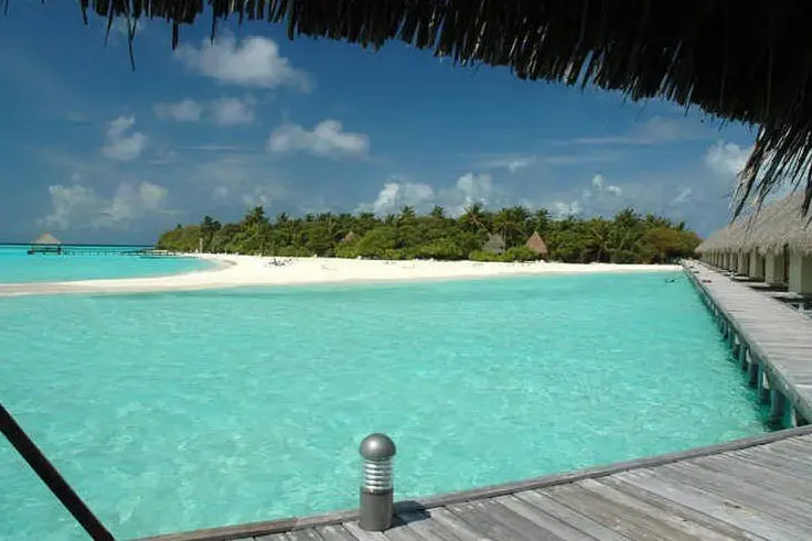 Una spiaggia alle Maldive (foto Ansa)