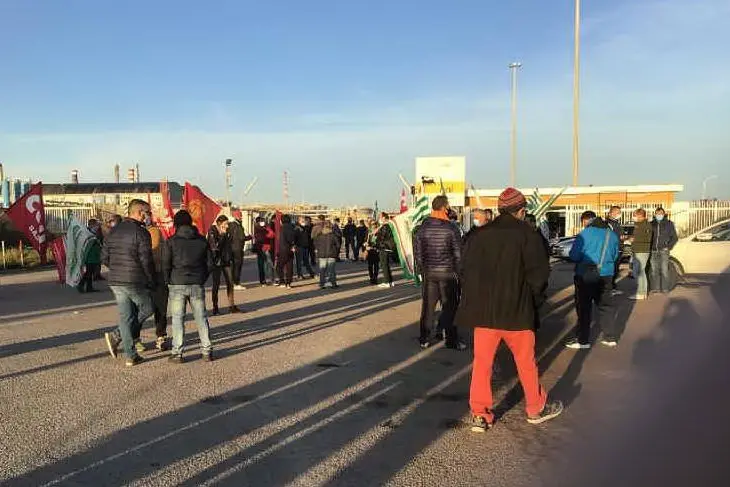 La mobilitazione nell'area industriale a Porto Torres (foto L'Unione Sarda - Pala)