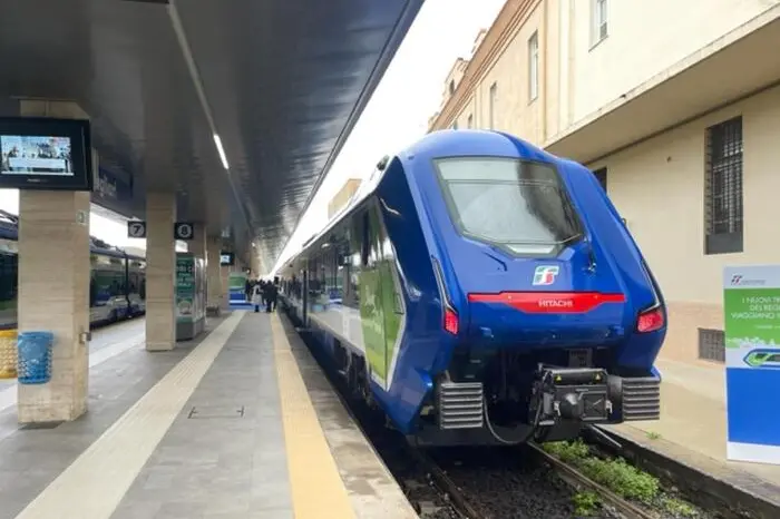 Un treno in stazione a Cagliari (immagine simbolo, foto Ansa)