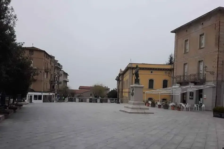 Piazza del Popolo a Calangianus (L'Unione Sarda - Tellini)