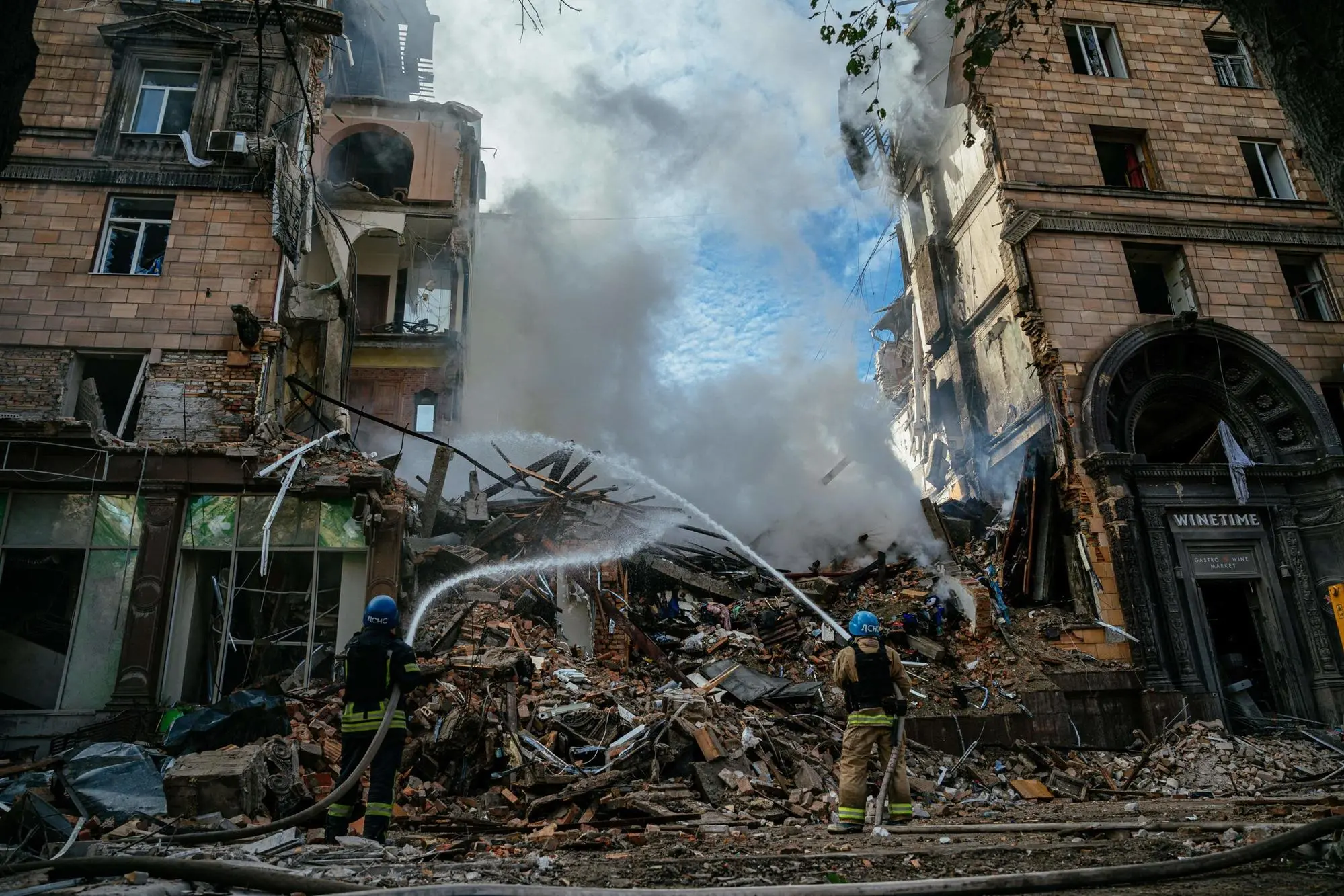 Missili russi su Zaporizhzhia (foto Ansa/Epa)