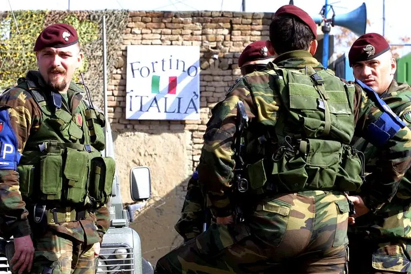 Un'immagine di archivio del 31 marzo 2003 mostra alcuni militari italiani, carabinieri del " Tuscania " e " Incursori Colmoschin " della Marina, fotografati mentre parlano davanti all' entrata del " Fortino Italia " , all' interno del comando ISAF a Kabul. ALESSANDRO BIANCHI-ARCHIVIO / ANSA / KLD