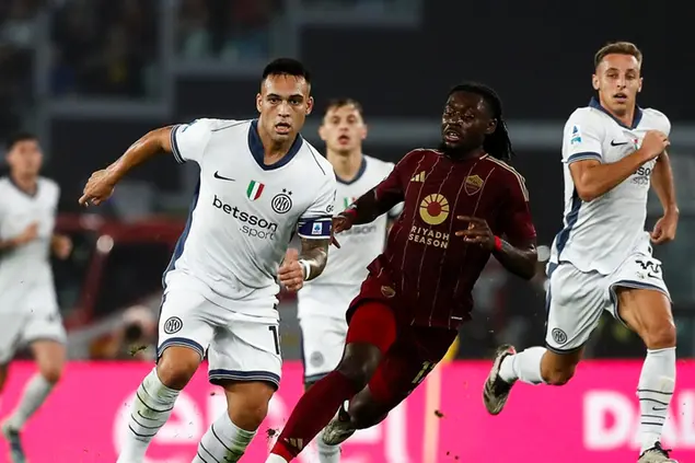 Lautaro Martínez e Manu Koné in Roma-Inter del girone d'andata di Serie A (foto Ansa)