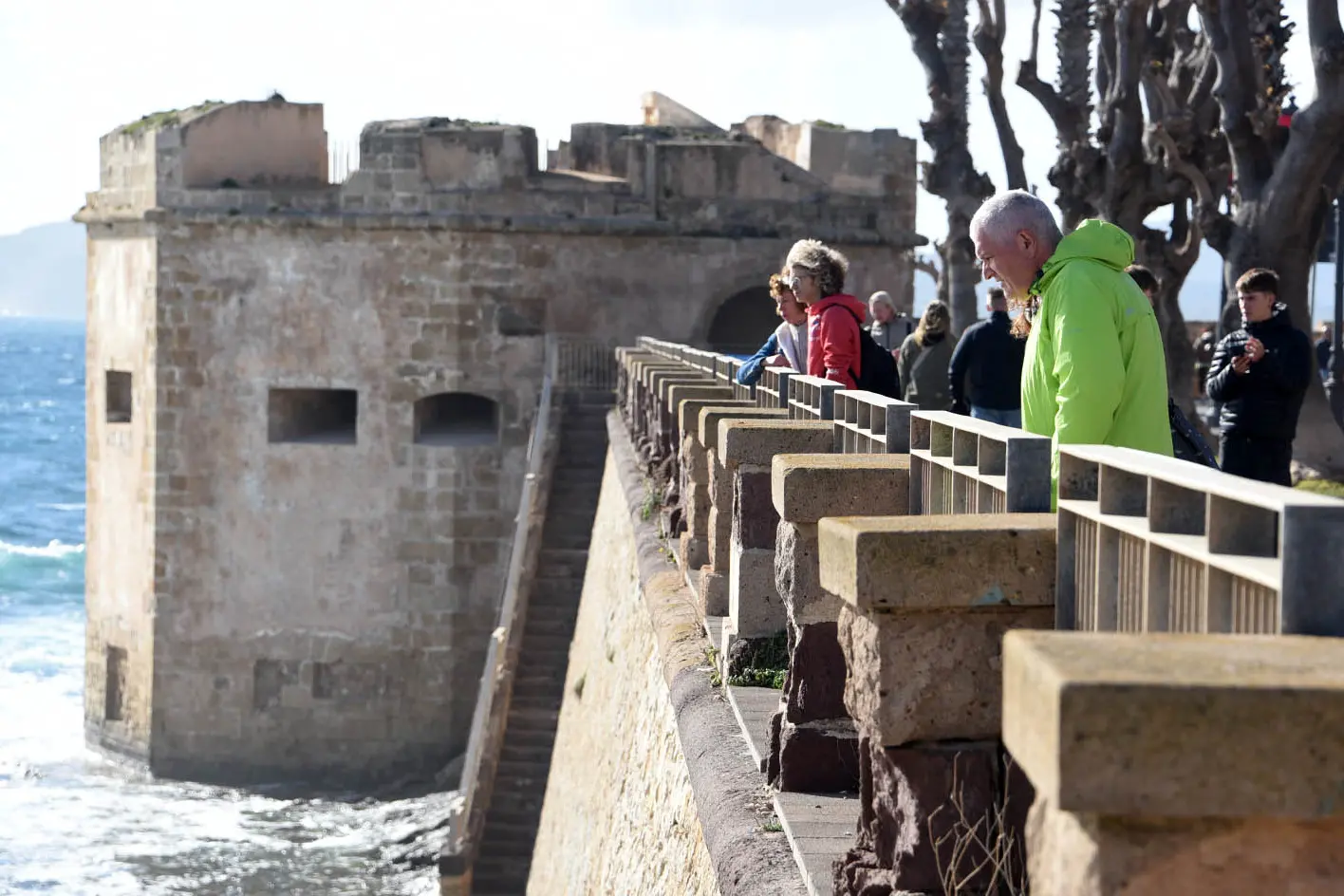 Turisti in gita per Pasquetta nel centro storico di Alghero (foto Archivio L'Unione Sarda)