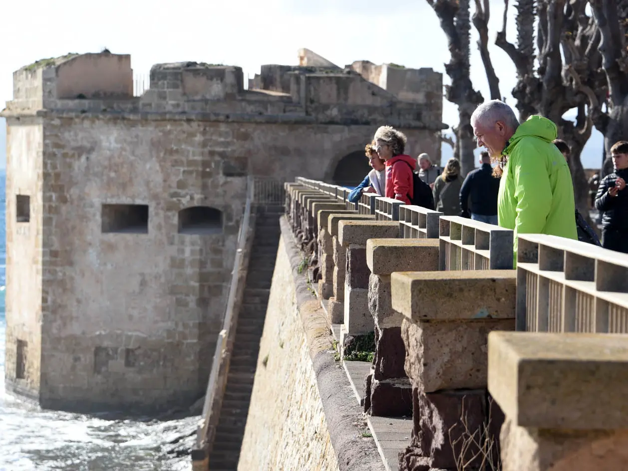 Turisti in gita per Pasquetta nel centro storico di Alghero (foto Archivio L'Unione Sarda)