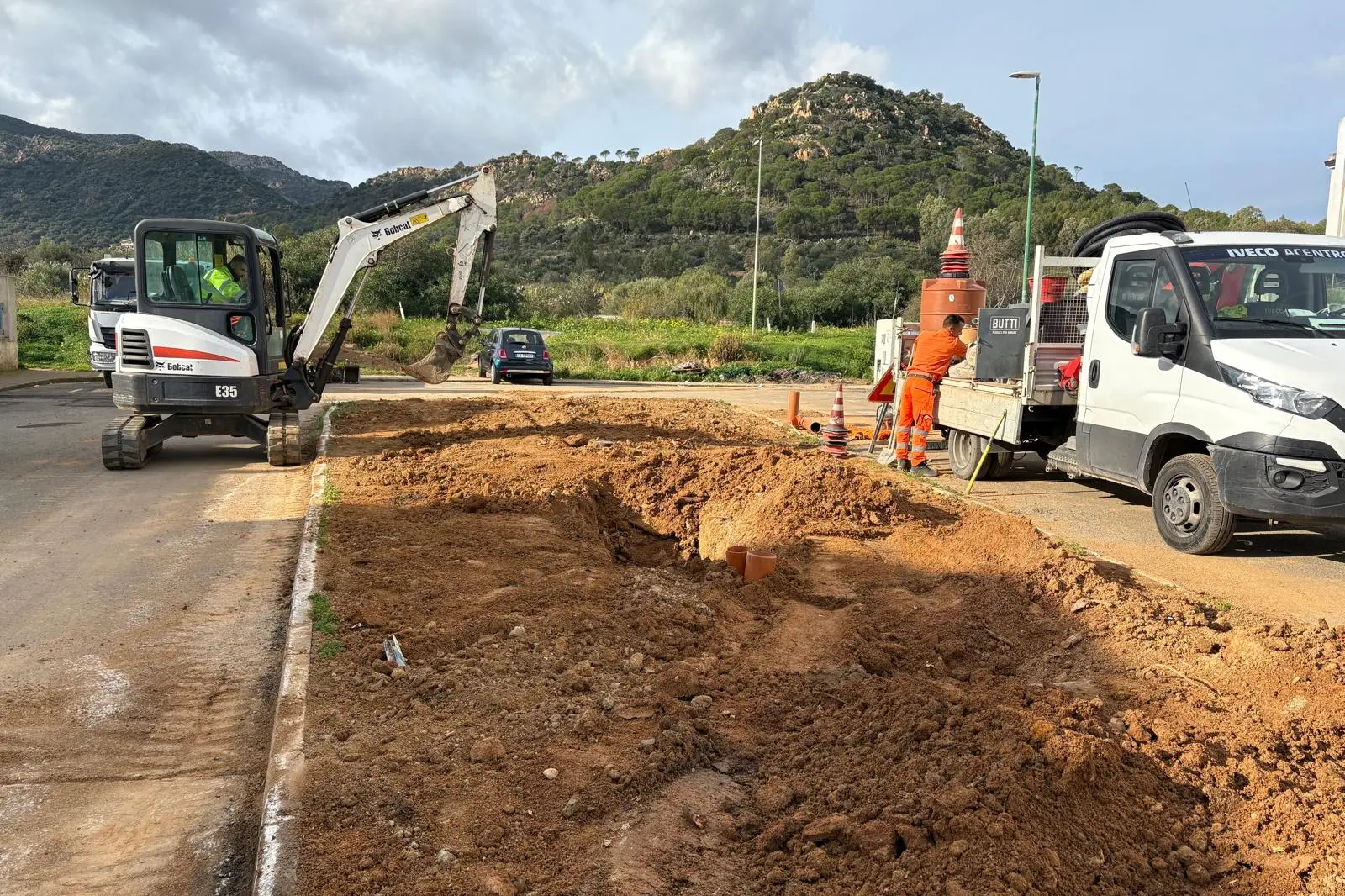 I lavori di Abbanoa sulla rete idrica in via Lombardia a Capoterra (foto Murgana)