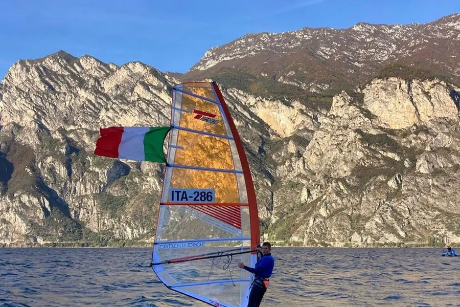 Il windsurfista Federico Pilloni sul Lago di Garda (foto concessa da Federico Pilloni)