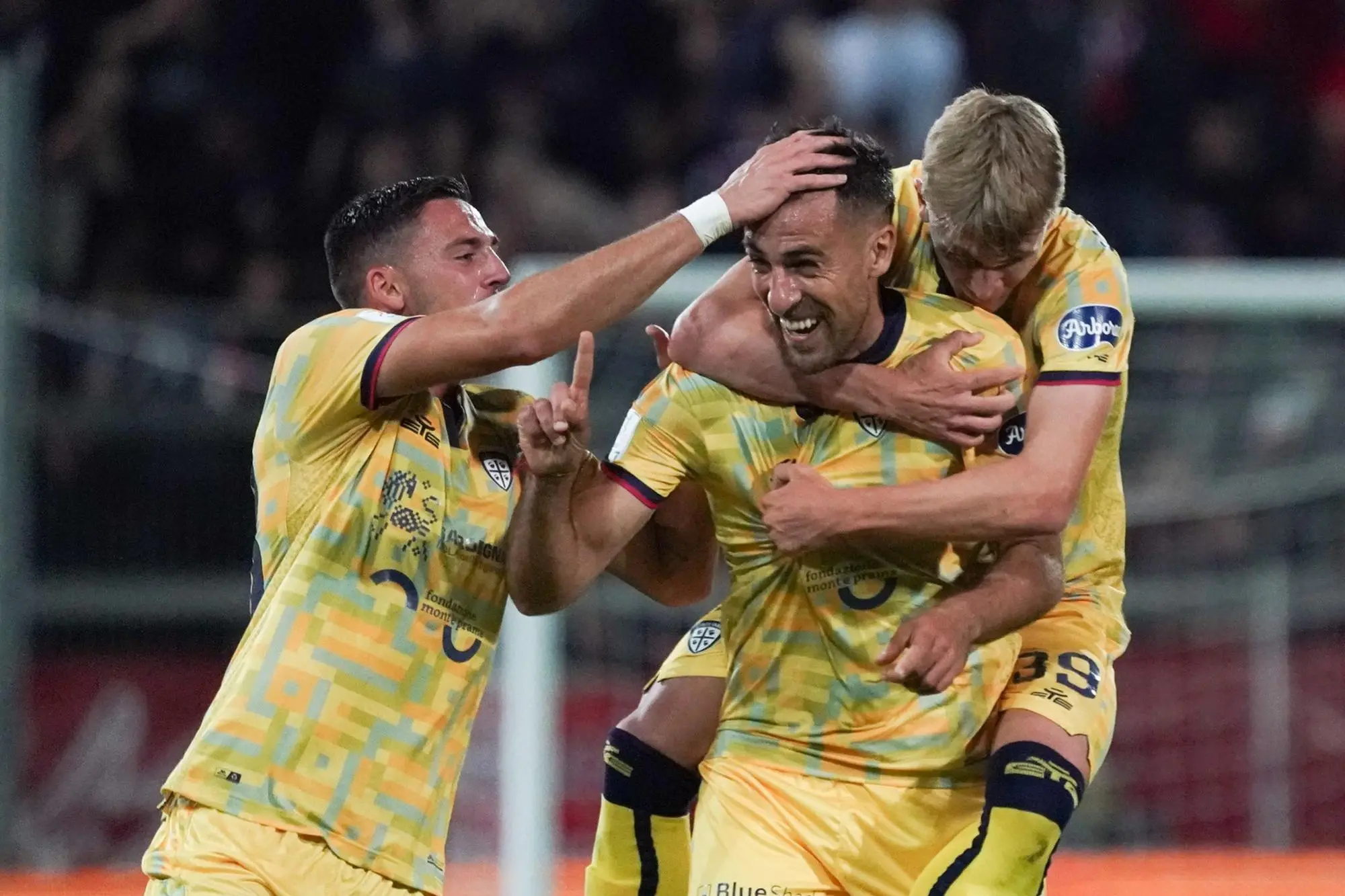 Marco Mancosu esulta per lo splendido gol da centrocampo in Perugia-Cagliari (foto ANSA)