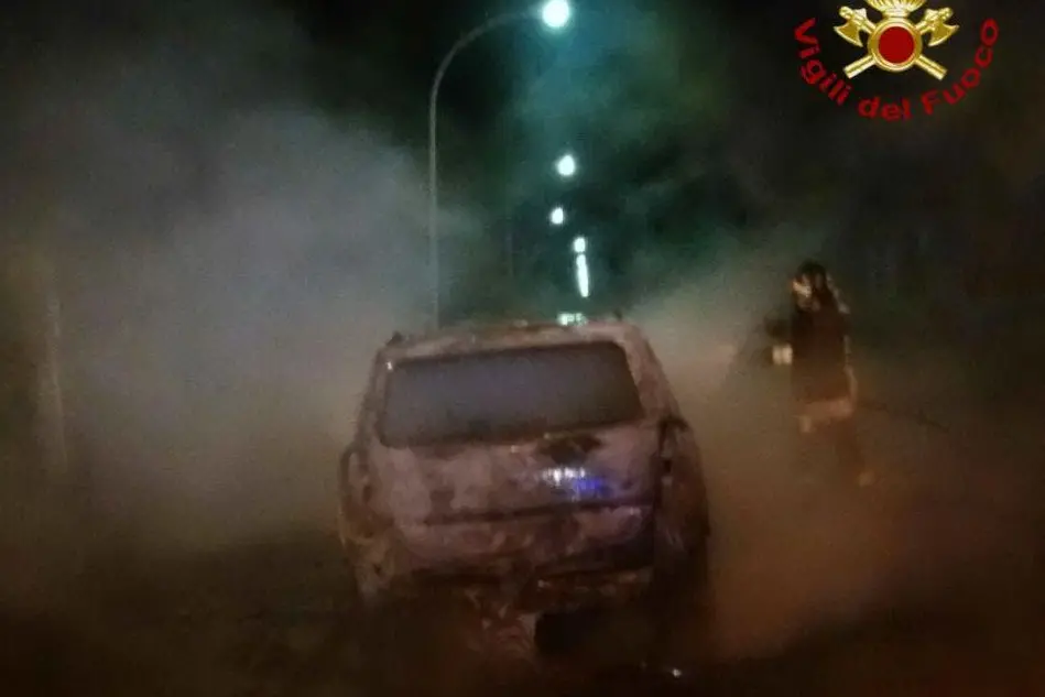 L'auto incendiata (foto vigili del fuoco)