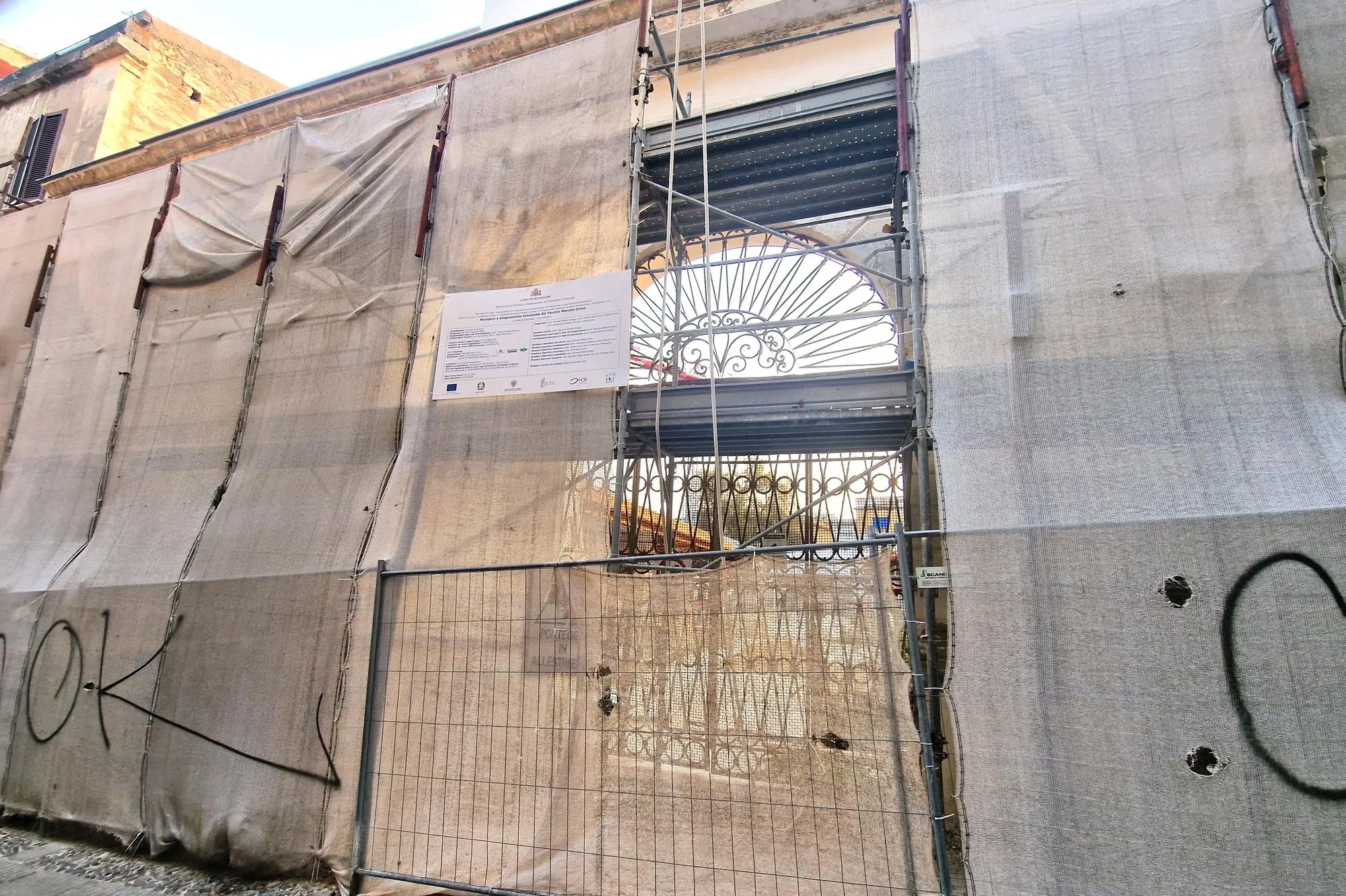 Esterno del cantiere del Mercato Civico