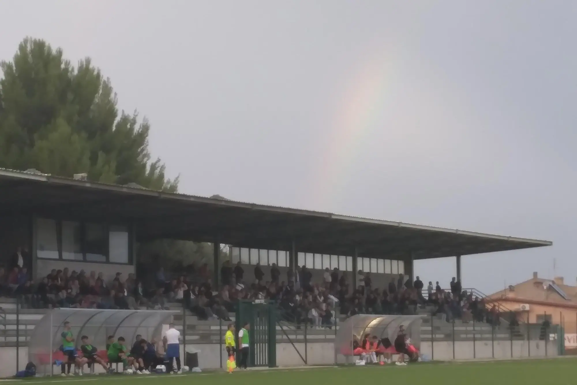 L’arcobaleno sul Comunale di Villacidro durante una partita della Villacidrese (foto Prinzis)