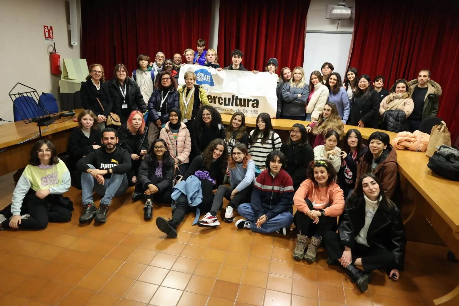 Gli studenti e i referenti di Intercultura in Sardegna ospiti al Museo delle Maschere Mediterranee di Mamoiada (foto Meloni)