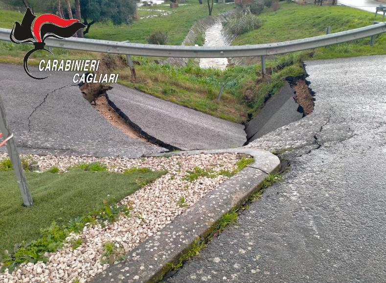 Cede la strada: voragine all’entrata di Gesico