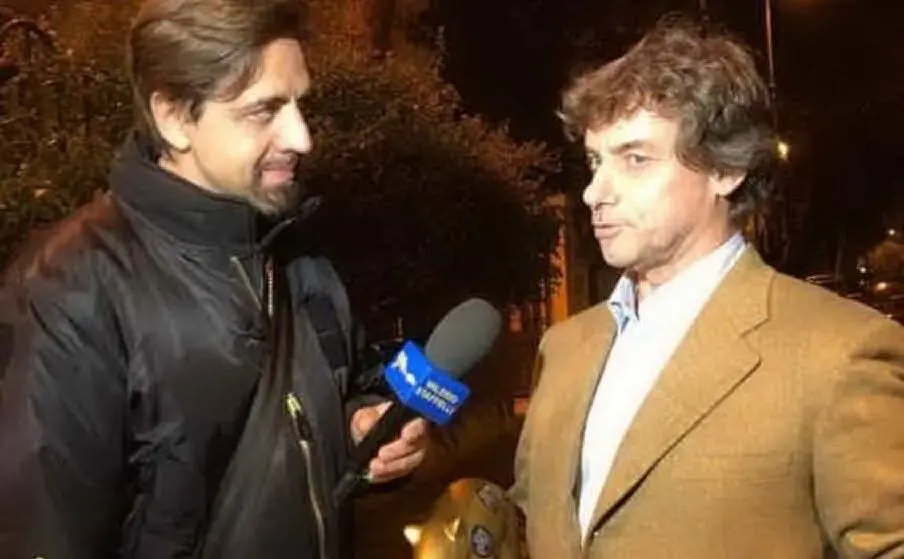 Riceve il Tapiro d'oro da Valerio Staffelli (archivio L'Unione Sarda)