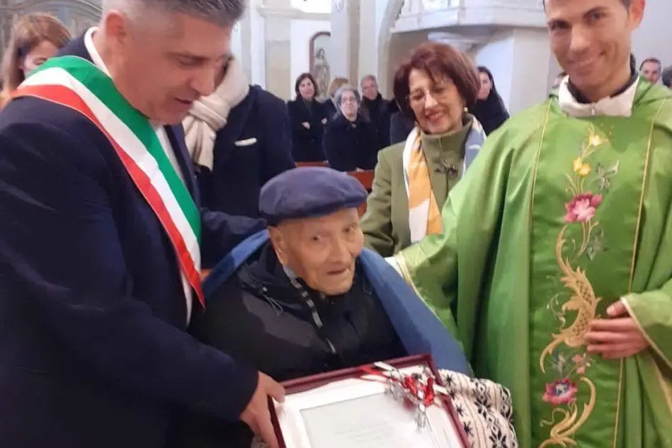 Gli auguri del sindaco al nonnino Gigi Boi (L'Unione Sarda - Sirigu)