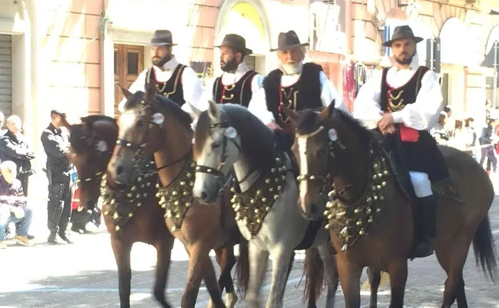 Uomini a cavallo (foto L'Unione Sarda - Vercelli)