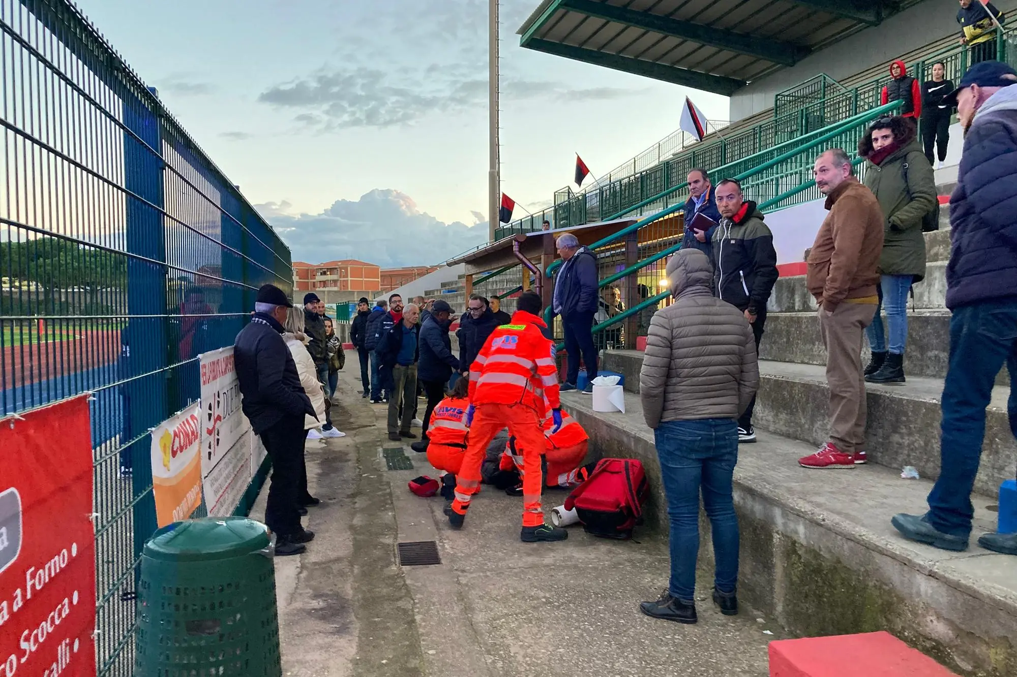 L’uomo soccorso allo stadio (foto L'Unione Sarda - Pala)
