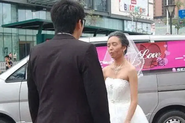 La futura sposa si è presentata davanti al suo fidanzato truccata da anziana