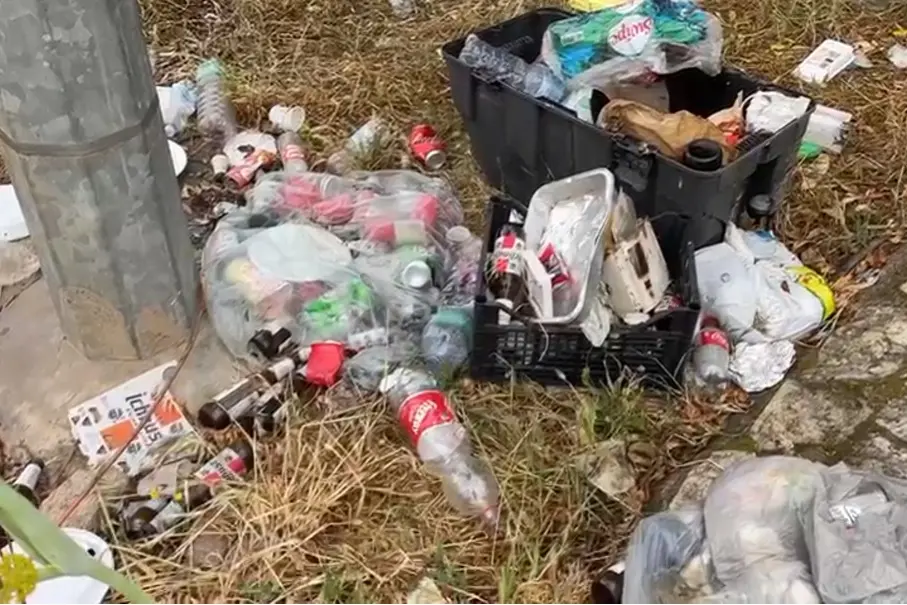 I rifiuti abbandonati a Santa Lucia (Frame da video)
