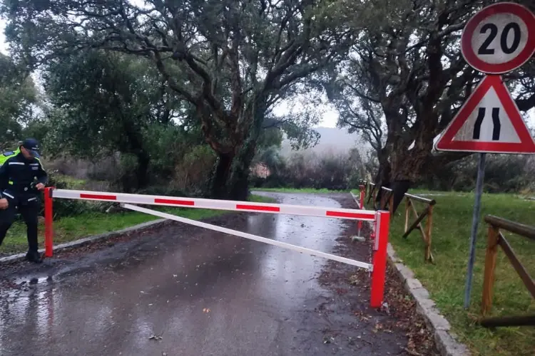 La strada chiusa sul fiume San Paolo (foto concessa)