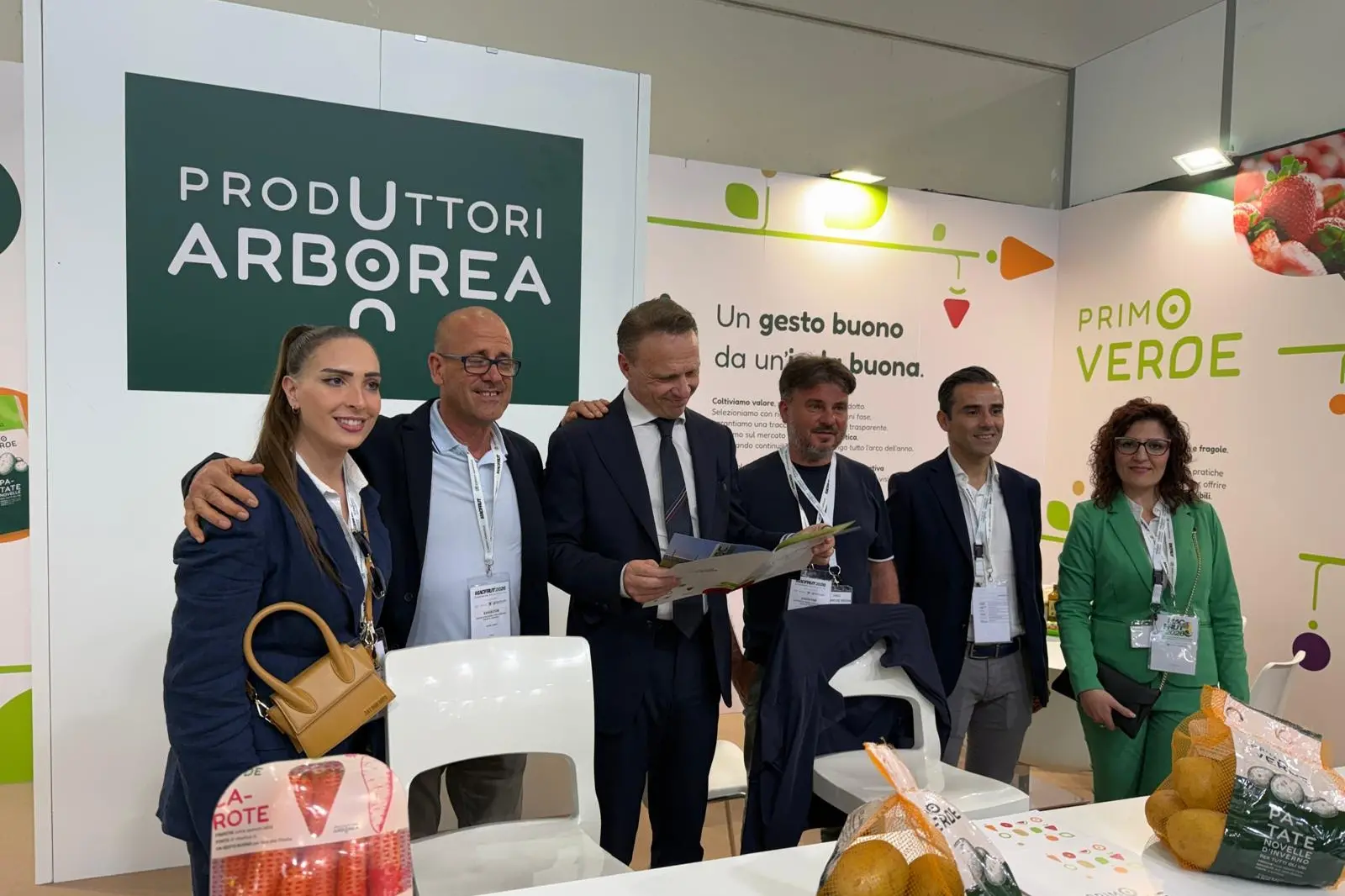 Il ministro in visita allo stand (Foto concessa)