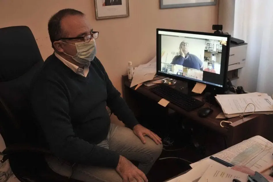 Il sindaco Lutzu in videoconferenza (Foto E.Sanna)